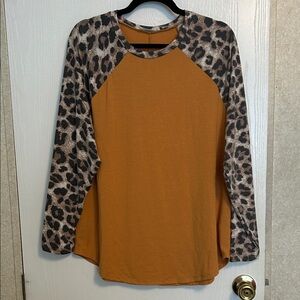 Zenana, Leopard Print Sleeve Women's Top, Size L